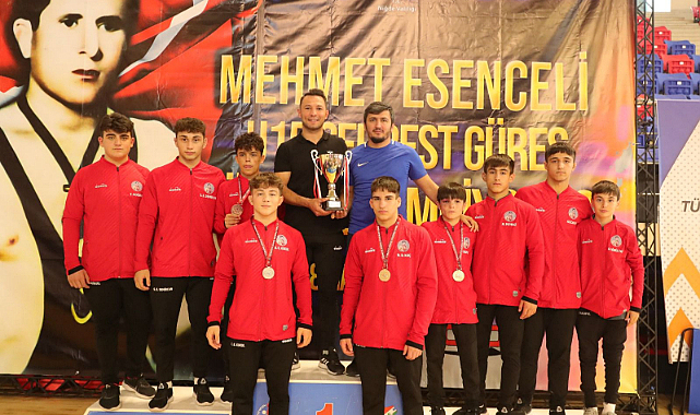 Güreşçilerden çifte zafer