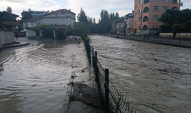 Havza'da dere taştı, ilçede sel anonsları yapılıyor