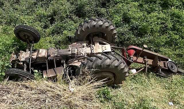İnanılmaz kurtuluş: Devrilen traktörün altından sağ çıktılar
