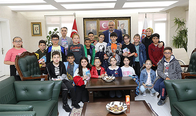 Kılıç’a kitap hediye ettiler