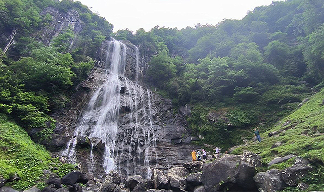 Mençuna Şelalesi ziyaretçi akınına uğruyor