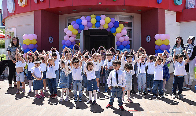 Miniklerin mezuniyet sevinci