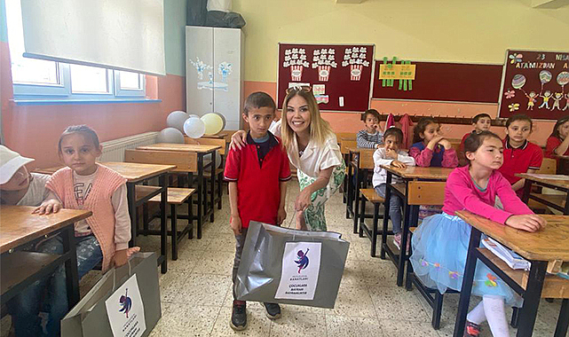 Öğrencilere karne ve bayram hediyesi