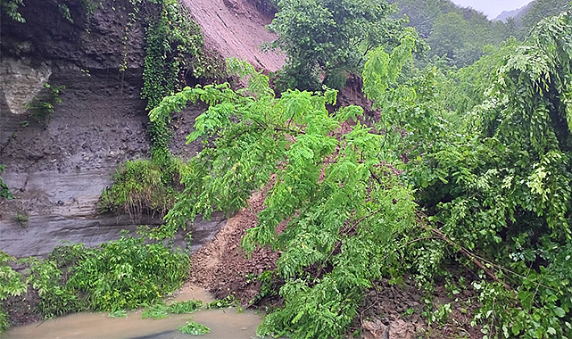 Ordu'da heyelan nedeniyle yol kapandı