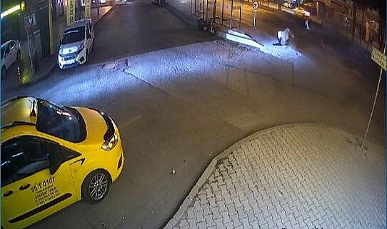 Otomobil bariyerlere çarptı; sürücü metrelerce savruldu