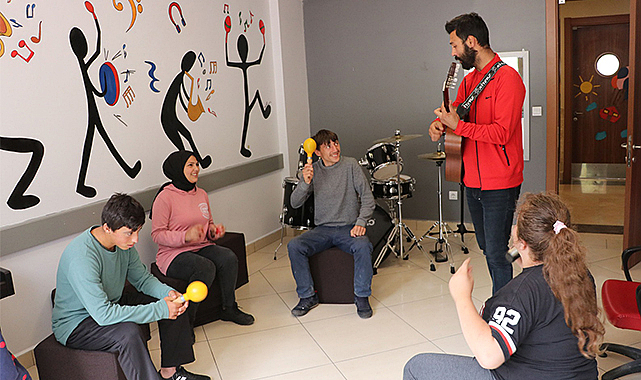 Özel öğrenciler müzikle hayata tutunuyor