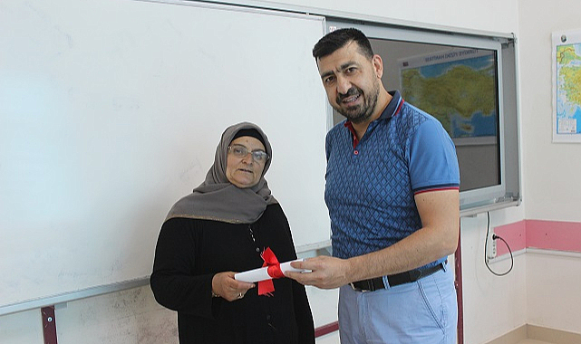 Pakize teyze 65 yaşında okuma yazma öğrendi