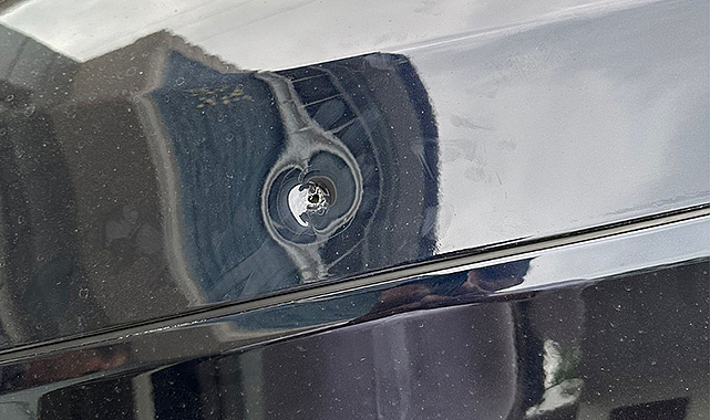 Park halindeki bir otomobile yorgun mermi isabet etti