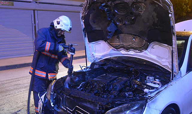 Park halindeki otomobilde çıkan yangın büyümeden söndürüldü