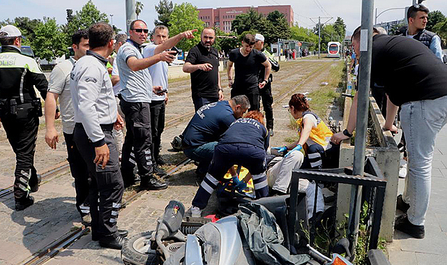 Raylardan geçen motosiklete tramvay çarptı: 1 yaralı