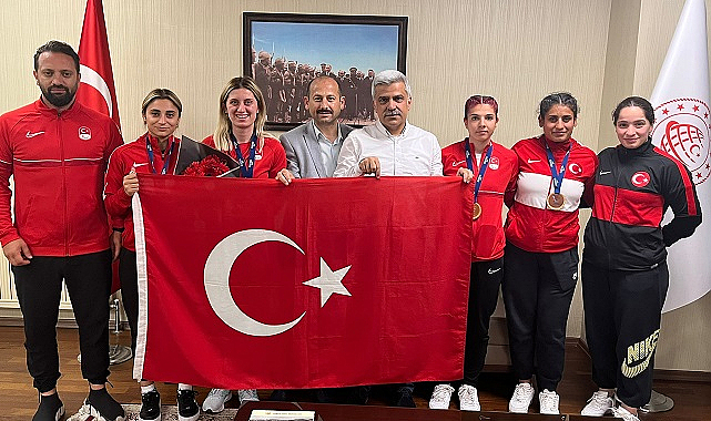 Rekortmen sporcular havalimanında karşılandı