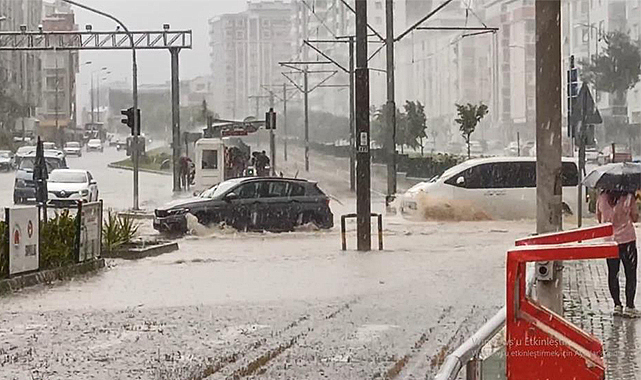 Sağanak yağış Samsun'u esir aldı