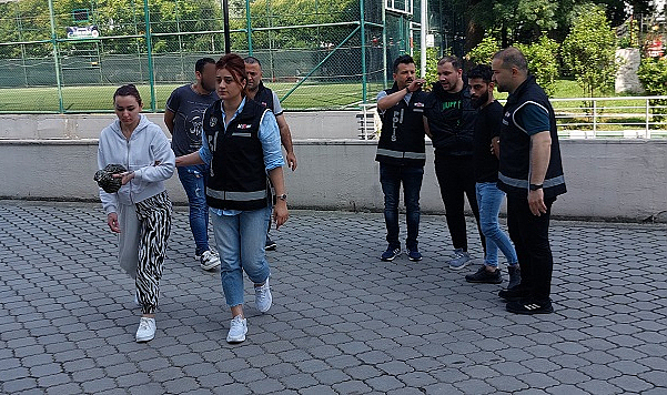 Sahte dolarlarla telefon almışlar