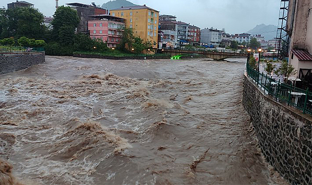 Salıpazarı ilçesinde şiddetli yağış etkili oldu