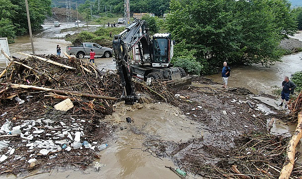 Samsun Büyükşehir Belediyesi tüm gücüyle sahada