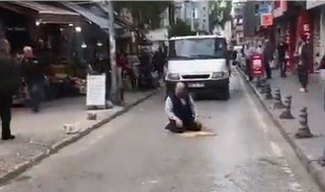 Samsun'da bir kişi yol ortasında namaz kıldı