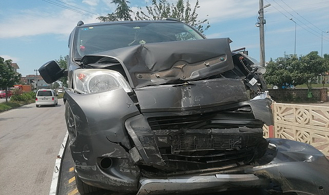 Samsun'da hafif ticari araçla otomobil çarpıştı, 4 kişi yaralandı