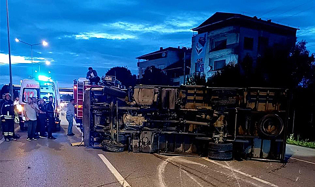 Samsun'da kargo kamyonu devrildi: 1 ölü