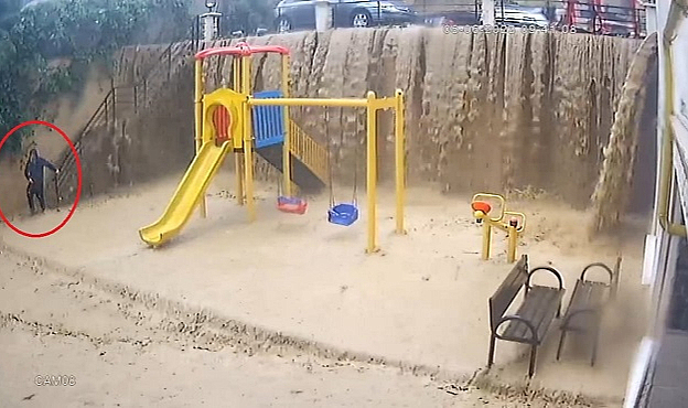 Samsun'da sel sularından kaçma anı kamerada!