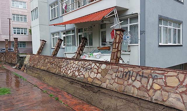 Samsun'da selden yıkılan parkın duvarı evlerin balkonlarına zarar verdi