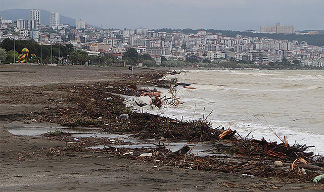 Samsun plajları ağaç parçaları ve çöplerle doldu