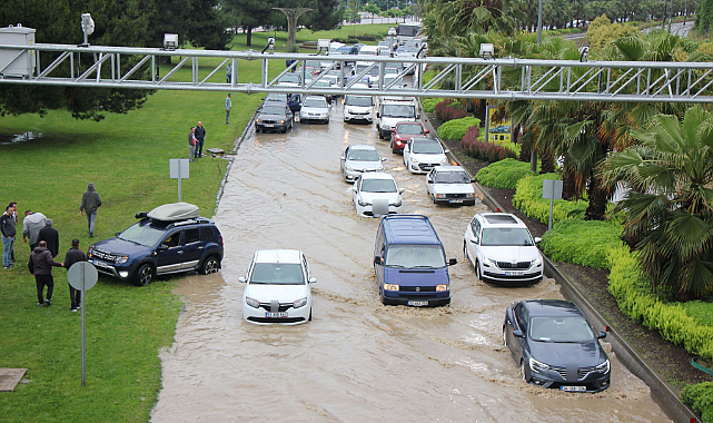 Samsun yine sele teslim: Karayolu göle döndü