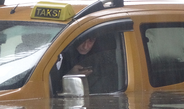 Taksici selde aracıyla suyun içinde mahsur kaldı