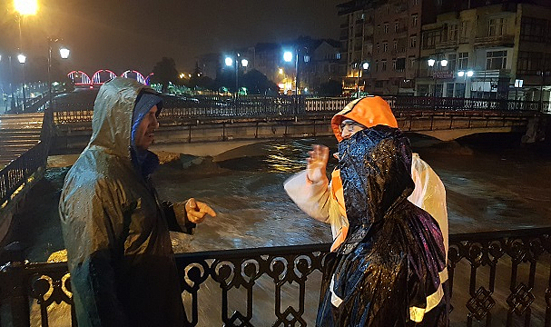 Terme Çayı taştı! Ekipler geceden bu yana teyakkuzda