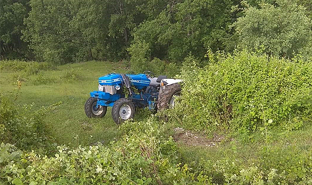 Traktörün altında feci son