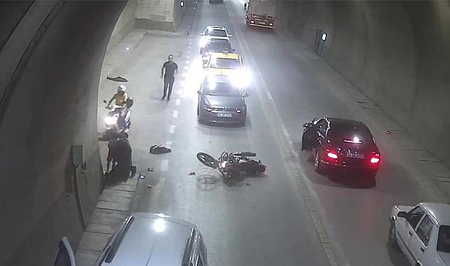 Tünelde motosiklet otomobile çarptı, baba oğul yaralandı