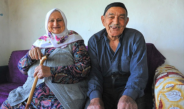 Yaşlı çiftin bayram tatlısını yaptılar