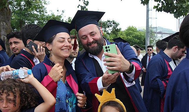 Abla-kardeş aynı fakülteden birlikte mezun oldu