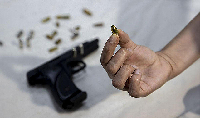 Annesinin yanında yürüyen çocuğun göğsüne yorgun mermi saplandı