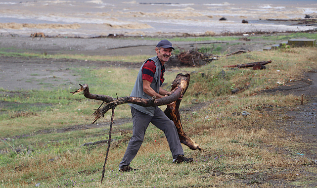Atakum plajları ağaç parçaları ile doldu
