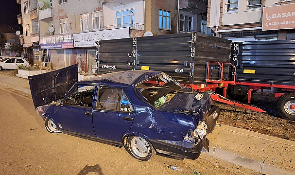 Bafra'da otomobil trafoya çarptı