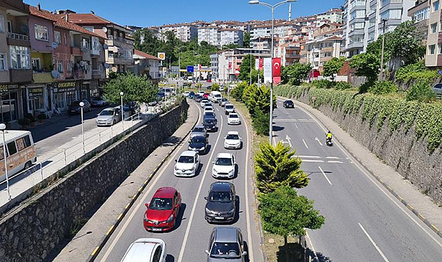 Bayram dönüşü uzun araç kuyruğu