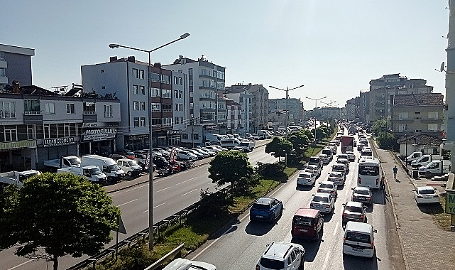 Bayram tatili dönüşü trafik yoğunluğu yaşanıyor