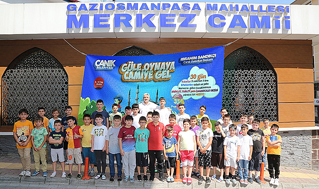 Canik'te camiye gelen çocuklar hediyelerin sahibi olacak