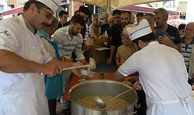 Çarşamba’da aşureler dağıtıldı