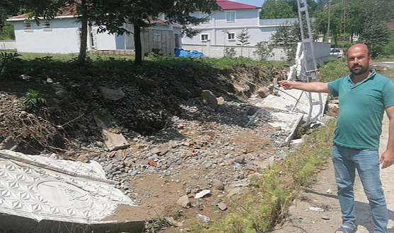 Çarşamba’da sağanak yağış okul duvarını yıktı