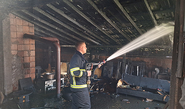 Çatı katı yangında küle döndü!