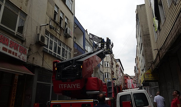Çatı katında yangın! İlk müdahale esnaftan