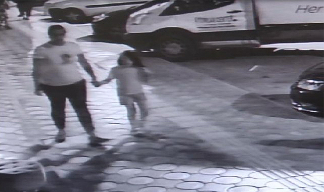 Çocuğa mağaza önündeki pufu çaldırdılar