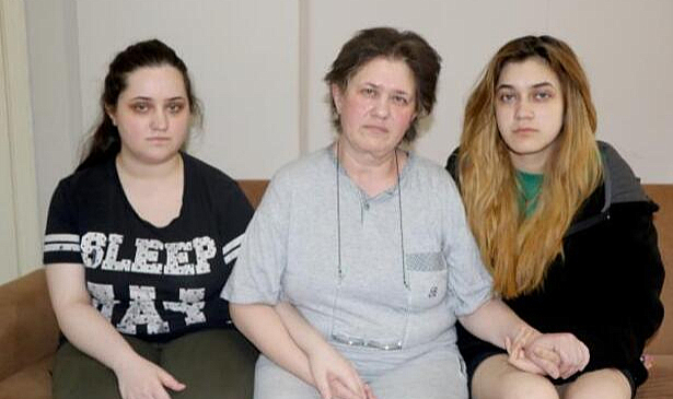 Çocuklarının tedavisi için boncuk yüzük yapıp satıyor