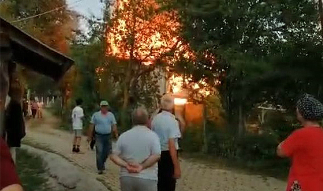 Erfelek’te çıkan yangında bir ev yandı