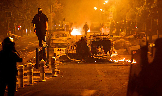 Fransa'daki olaylarda 1300 gözaltı, 79 polis ve asker yaralı