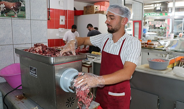 Havza'da kasap ve şarküterilerde kıyma mesaisi devam ediyor