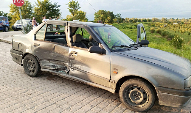 İki otomobilin çarpışması sonucu 6 kişi yaralandı