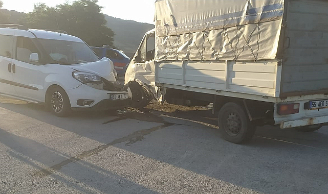 Kamyonet ile hafif ticari araç çarpıştı, 3 kişi yaralandı