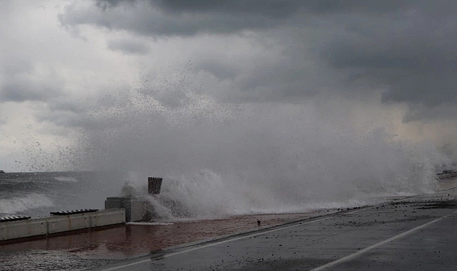 Karadeniz'de fırtına uyarısı: 'Denize girmeyin!'